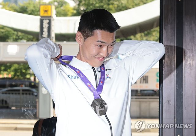 세계육상선수권 은메달 목에 거는 우상혁