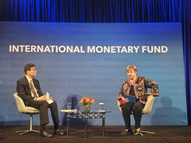 IMF 총재와 대담하는 이창용 한은 총재