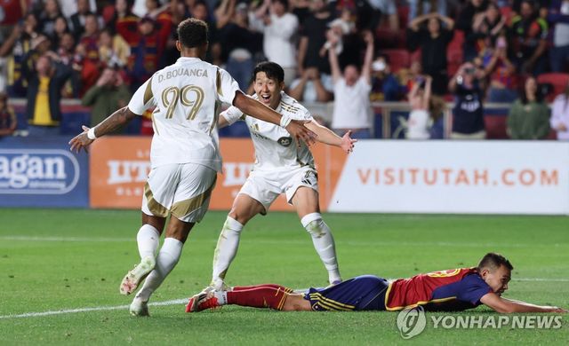 해트트릭 완성 직후 부앙가와 기쁨을 나누는 손흥민