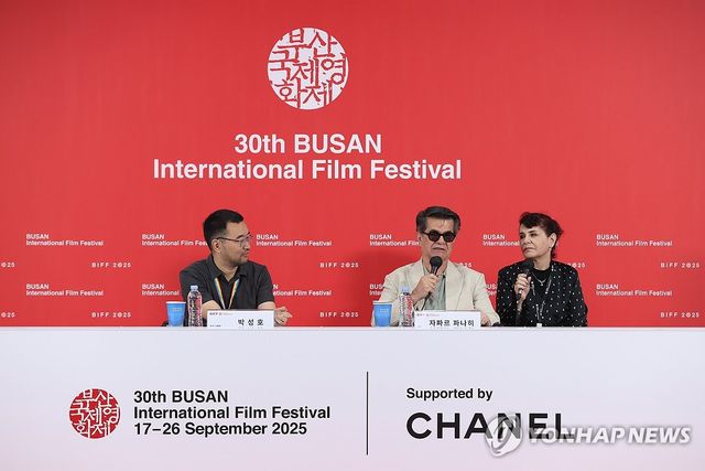 기자회견하는 자파르 파나히 감독