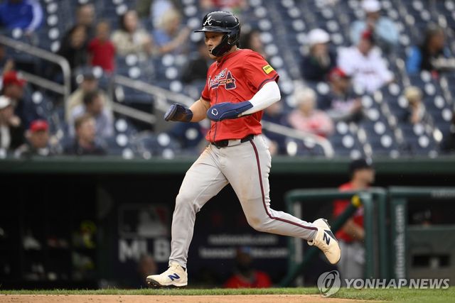 홈으로 내달리는 김하성