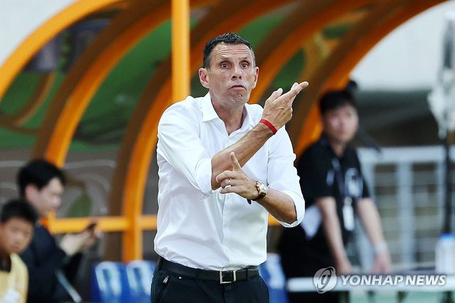 작전 지시하는 거스 포옛