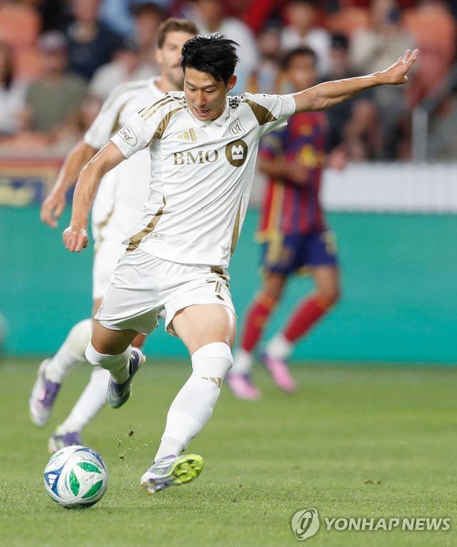 슈팅하는 손흥민