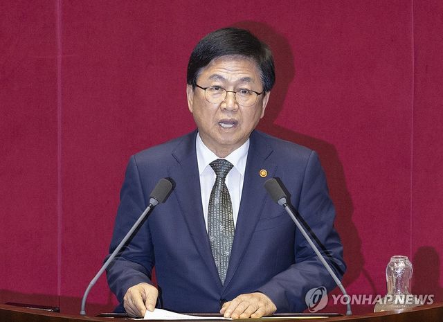 국회 본회의장에서 취임 인사하는 최교진 부총리 겸 교육부 장관