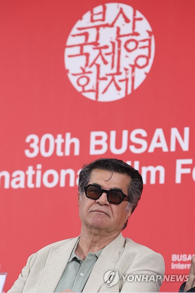 질문 듣는 자파르 파나히 감독