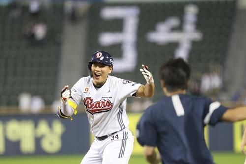 9회말 끝내기 안타를 치고 기뻐하는 두산의 홍성호