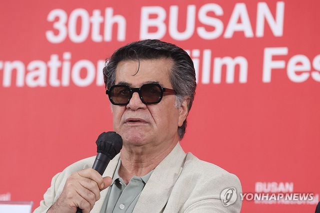 마이크 잡은 자파르 파나히 감독