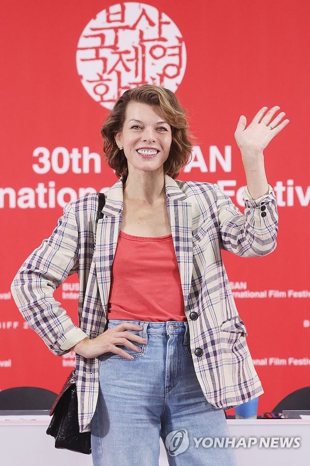 손인사하는 밀라 요보비치