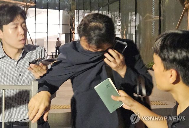 얼굴 가린 채 특검 사무실 떠나는 김건희 오빠