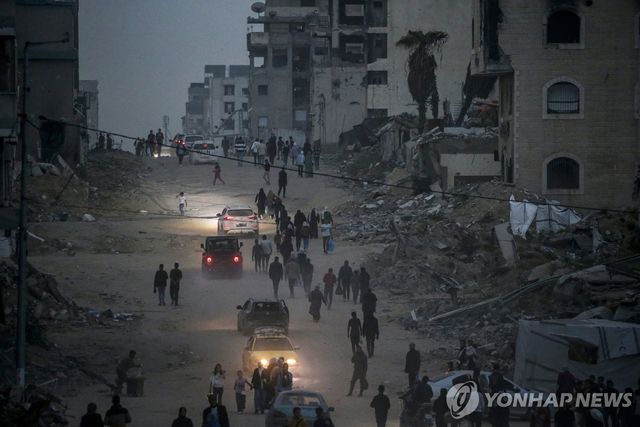 가자시티 폐허 걷는 팔레스타인 주민