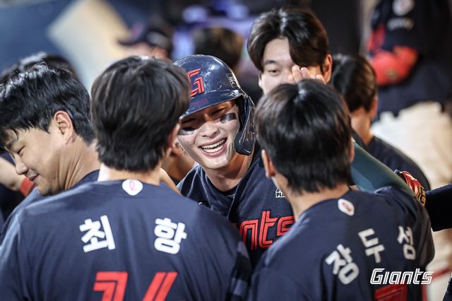 홈런 치고 축하받는 롯데 윤동희