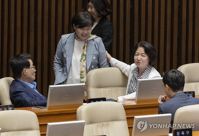 대화하는 민주당 법사위원들