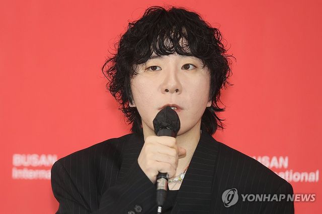 인사말 하는 변성현 감독