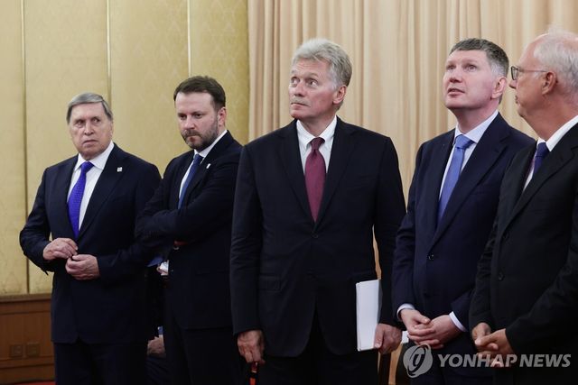 드미트리 페스코프 크렘린궁 대변인(가운데)