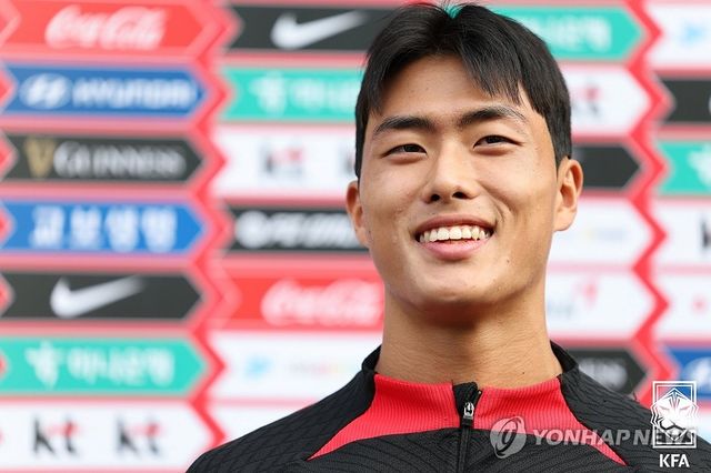 인터뷰하는 김명준