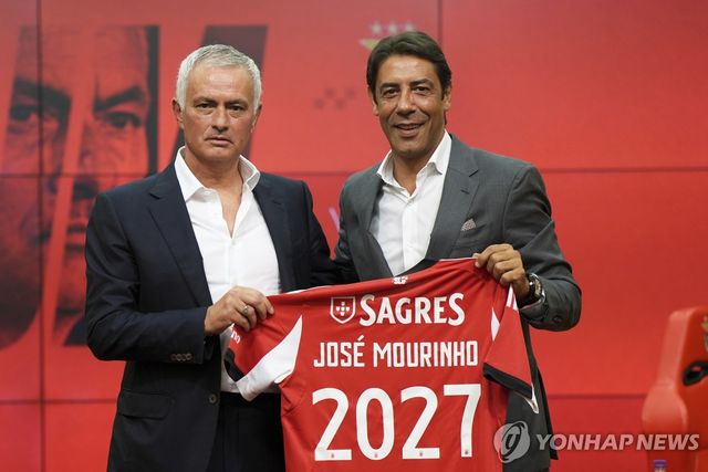 벤피카 감독으로 취임한 모리뉴 감독(왼쪽)