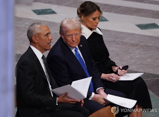 지난해 12월 29일(현지시간) 워싱턴 국립대성당에서 열린 지미 카터 전 미국 대통령 국가장례식에 참석한 오바마 전 대통령과 트럼프 대통령 