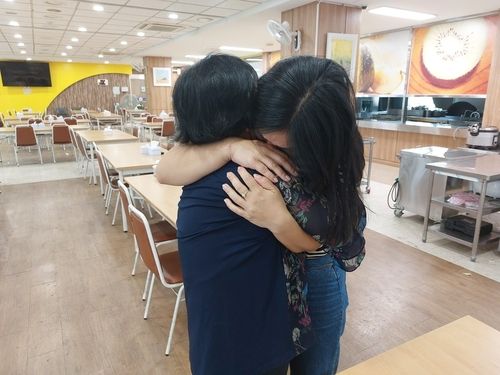 첫 상봉에서 부둥켜안고 우는 입양인과 어머니