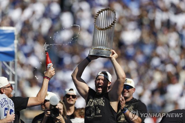 월드시리즈 우승 트로피 든 커쇼