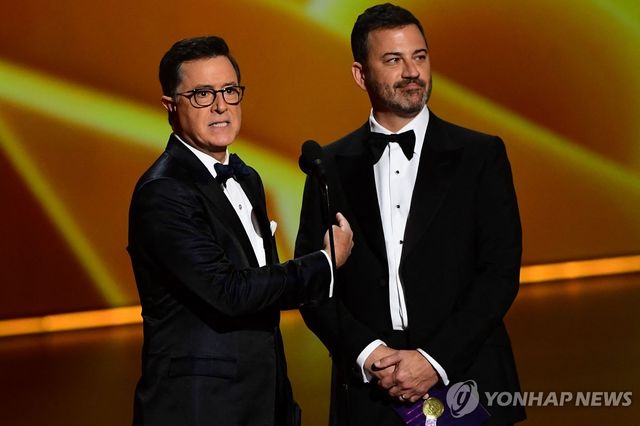 2019년 에미상 시상식의 스티븐 콜베어(왼쪽)와 지미 키멀