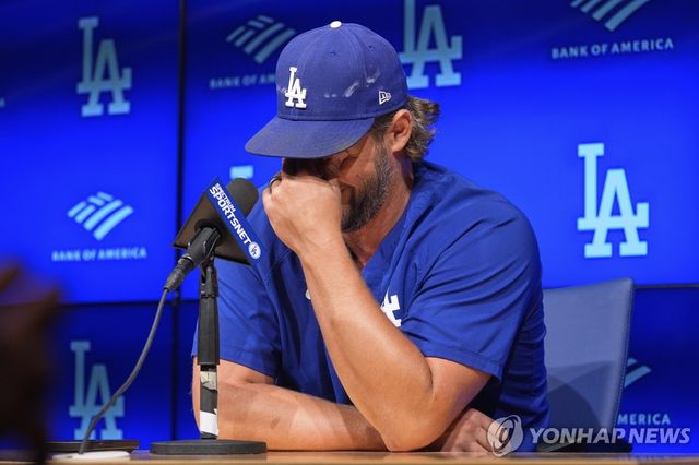 눈을 꾹 누르는 커쇼