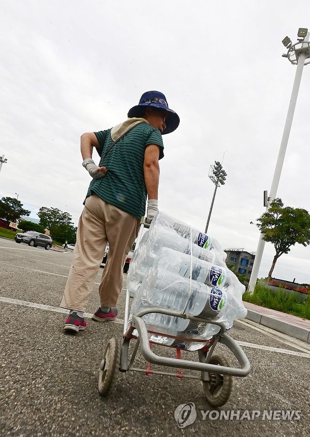 생수 받아 가는 강릉시민