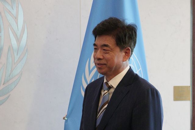 유엔총장에 신임장 제정하는 차지훈 유엔대사