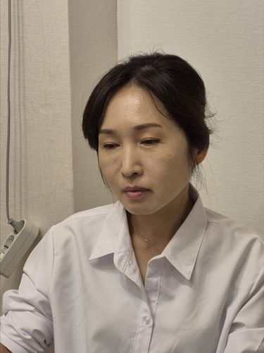 연합뉴스와 인터뷰 중인 배진시 몽테뉴해외입양연대 대표