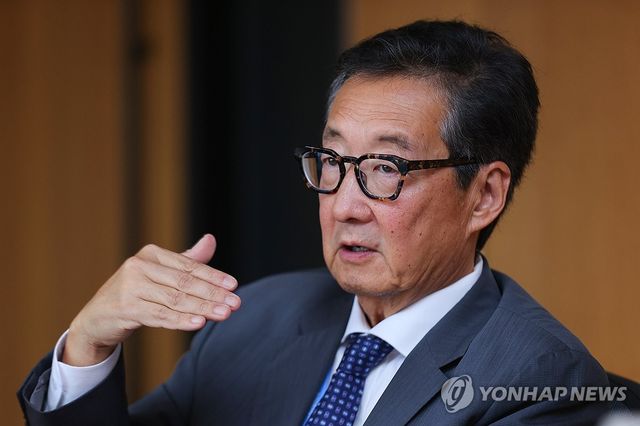 취재진 질문에 답하는 빅터 차 석좌