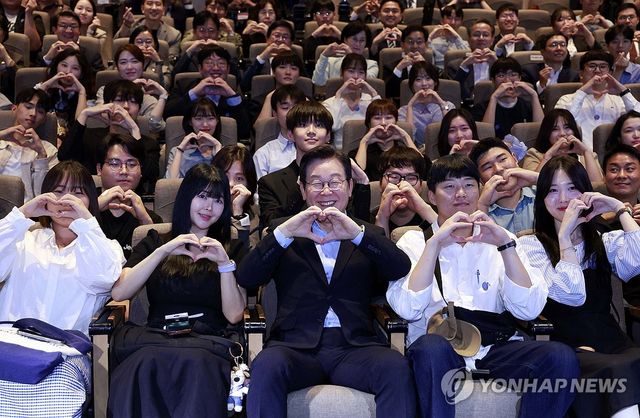 2030 청년들과 함께 기념촬영하는 이재명 대통령