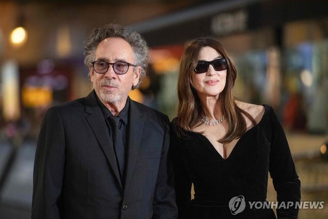 팀 버튼 감독과 모니카 벨루치