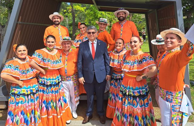 주한 코스타리카 대사(가운데)와 공연단