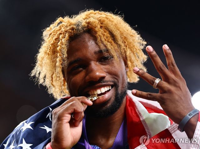 남자 200ｍ 4연패 자축하는 라일스