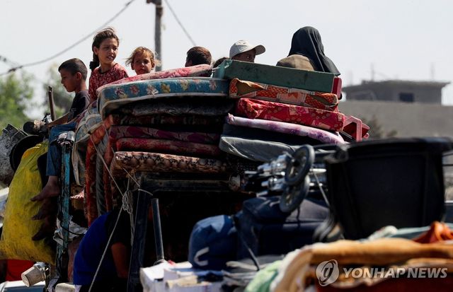 가자시티 떠나는 피란민들