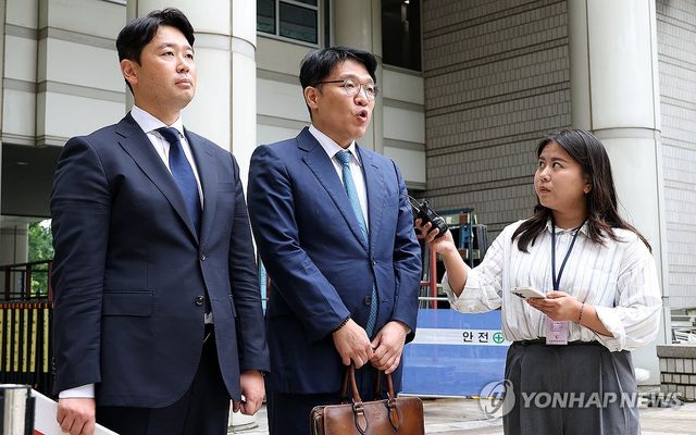 취재진 질문에 답하는 김상민 전 검사