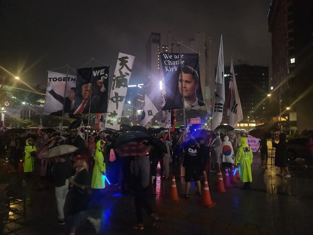 서울중앙우체국에서 대한문까지 행진한 민초결사대 등 시위대