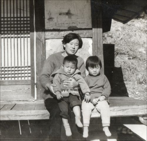 4살 때 고창 집에서 엄마 품에 안긴 류동익. 오른쪽은 누나