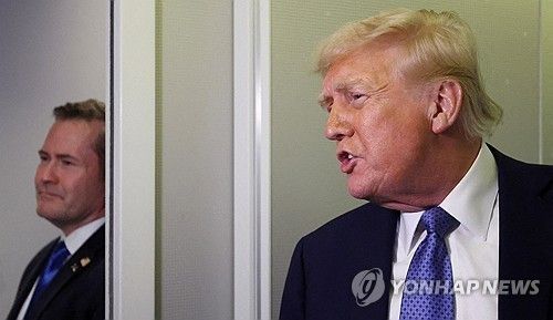 마이크 왈츠(왼쪽) 주유엔 미국 대사 후보자와 도널드 트럼프 미국 대통령