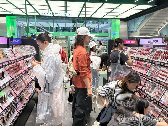 홍대 앞 올리브영을 찾은 중국인 관광객들