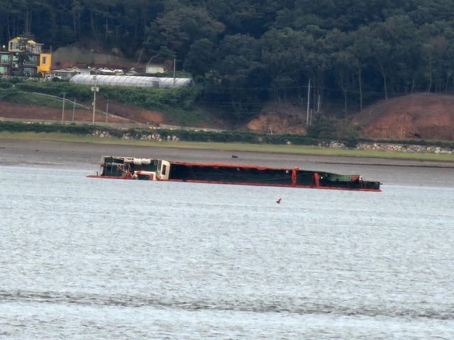 수면 위로 드러난 침몰 선박