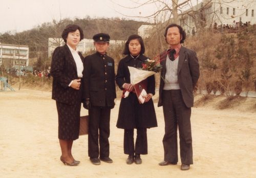 누나 중학교 졸업 때, 중학교 1년생 유동익과 부모님 