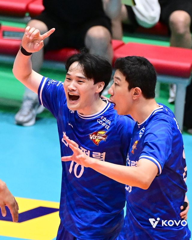 득점 후 기뻐하는 한국전력의 김정호(왼쪽)와 신영석