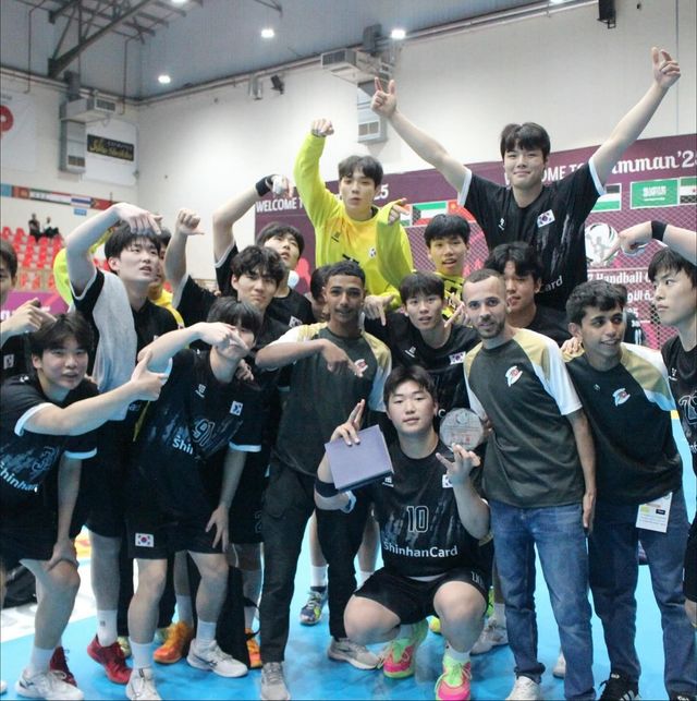 바레인을 꺾고 기뻐하는 한국 선수단. 