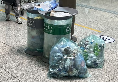 인천국제공항 제1여객터미널 3층에 쌓인 쓰레기통