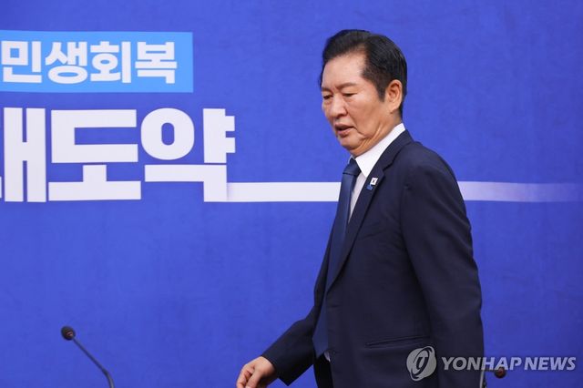 더불어민주당 최고위원회의, 입장하는 정청래 대표