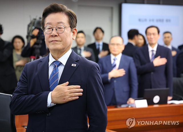 국기에 경례하는 이재명 대통령