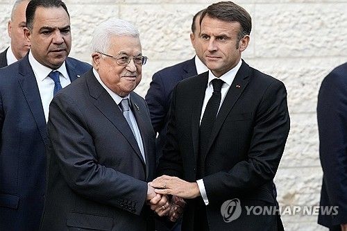 마무드 아바스 팔레스타인 자치정부 수반과 마크롱 대통령