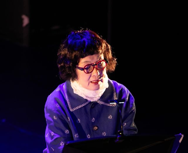 시 낭독하는 김혜순 시인