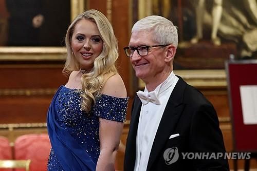 티파니 트럼프(좌)와 팀 쿡 애플 CEO