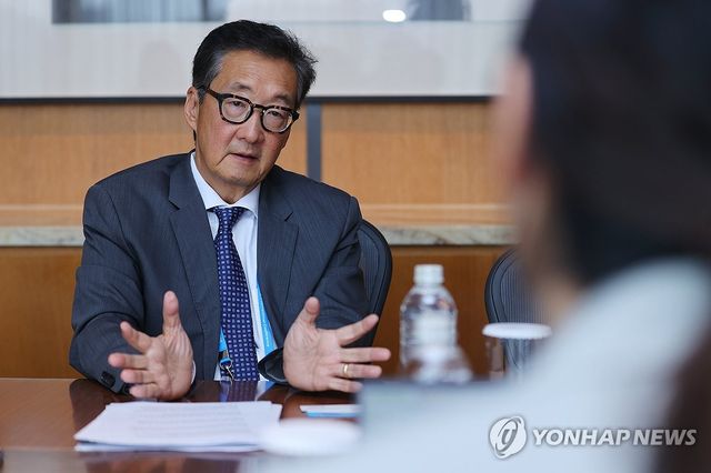 취재진 질문에 답하는 빅터 차 석좌